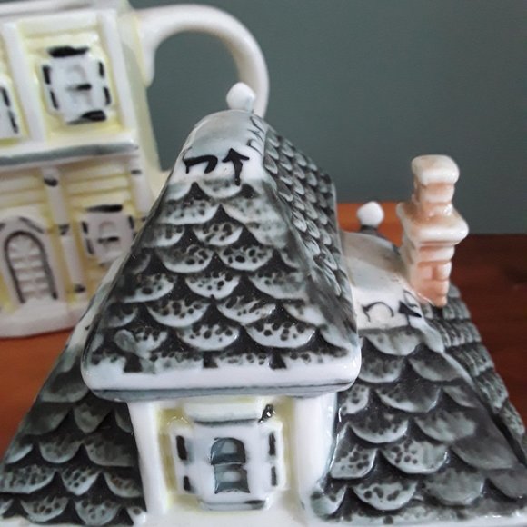 Medieval Style Townhouse Square Ceramic Teapot - Picture 5 of 6